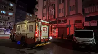 Afyonkarahisar'da apartman dairesinde çıkan yangında 5 kişi dumandan etkilendi