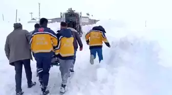Ağrı'da karla kapanan köyde 4 saatlik mücadele, hastaya hayat yolu açtı