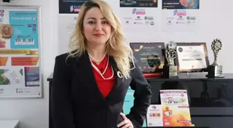 Annesi sayesinde başladığı piyanoda kendi metodolojisini geliştirdi; dünya çapında ödüller aldı