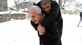 Annesinin mezarına gidebilmek için talep ettiği sandalyeye kavuştu