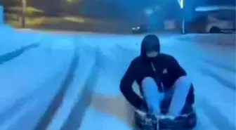 Aracın arkasına lastik bağlayıp oturdu, karda kayıp kayıt aldırdı