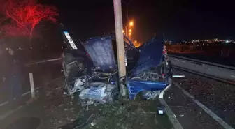 Aydınlatma direğine çarpan Tofaş hurdaya döndü: 2 yaralı