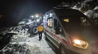 Batman'da yolu kapalı köydeki 80 yaşındaki hasta, ekiplerin yardımıyla hastaneye ulaştırıldı