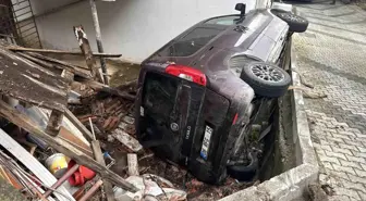 Çengelköy'de vitesi boşta kalan araç bahçeye uçtu