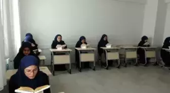 Hafızlık sınavını tamamlayan genç kızlar meşaleler, alkışlar ve Türk bayraklarıyla karşılandı