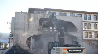 Havza'da sel ve taşkınları önleme çalışmaları kapsamında iş yerlerinin yıkımı başladı