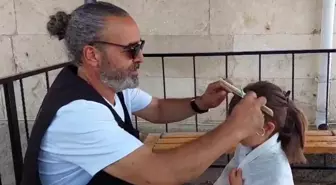 Hayırsever kuaför köylere gidip kız çocuklarını ücretsiz tıraş ediyor