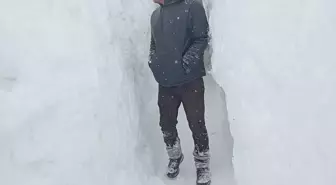 Kar kalınlığının 2 metreyi bulduğu mezrada evi ile ahırı arasına tünel açtı
