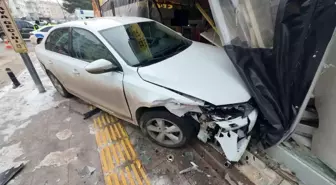 Karaman'da 3 kişinin yaralandığı kazada otomobil iş yerine daldı