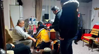 Kardan yolu kapanan köydeki yaralıya ulaşmak için zamanla yarıştılar