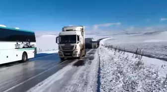 Kars'ta buz pisti gibi yol: Çok sayıda tır kaydı, vatandaşlar mahsur kaldı