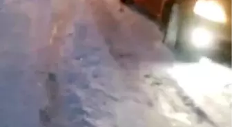 Kars'ta kara saplanan araçlar vatandaşlar tarafından kurtarıldı