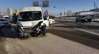 Kastamonu'da minibüs ile otomobil çarpıştı: 1 yaralı