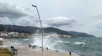 Marmaris'te fırtına etkisini göstermeye devam ediyor