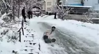 Poşetle kayan gençler hızını alamayarak bahçeye uçtu