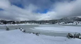Sakarya'da Karagöl Yaylası'ndaki göletin yüzeyi buz tuttu
