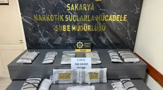 Sakarya'da otomobilinde 5 kilo 700 gram uyuşturucuyla yakalanan şüpheli tutuklandı