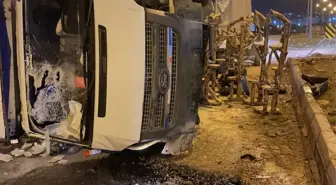 Siirt'te kamyonet ile hafif ticari aracın çarpıştığı kazada 4 kişi yaralandı