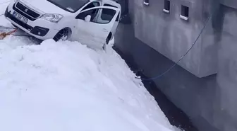 Siirt'te kayan otomobil evin duvarında asılı kaldı