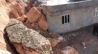 Şırnak'ta heyelan korkuttu: Dev kayalar evin üzerine düştü, aile son anda kurtuldu