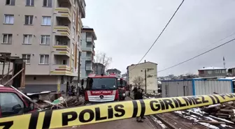 Sultanbeyli'de 5 katlı binada yangın: 12 kişi kurtarıldı