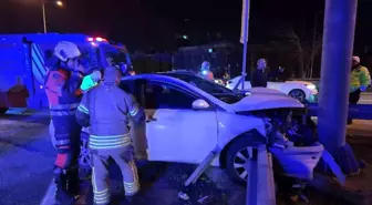 Ümraniye'de alkollü sürücünün kullandığı otomobil bariyerlere saplandı: 2 yaralı
