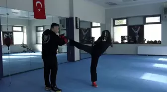 Vücut geliştirmek için gittiği salonda kick boksla tanıştı, 5 ay sonra Ünilig'de 3. oldu