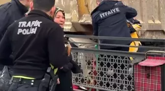 Yaya geçidinde kamyonun çarptığı kadın yaralandı, vatandaşlar sürücüye saldırdı