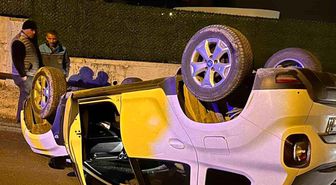 Alanya'da beton bariyerlere çarpan otomobil takla attı: 1 yaralı