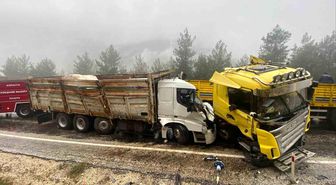 Antalya'da tır ile kamyon kafa kafaya çarpıştı: 1 ölü, 1 ağır yaralı