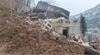 Artvin'de heyelan; ev ve ahır yıkıldı