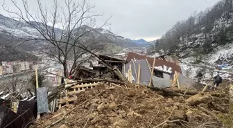 Artvin'de heyelanda ev ve ahır yıkıldı