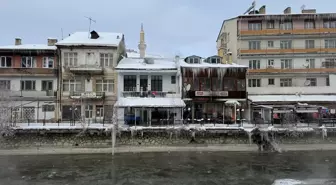 Bayburt'ta soğuk hava ve sis etkili oldu