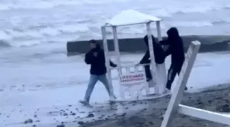 Cankurtaran kulübesini denize atmak isteyen 3 çocuğa polis müdahalesi