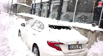 Çatıda çözülen kar kütlesi otomobilin üzerine düştü