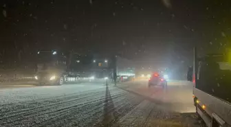 Çorum'da kar yağışı nedeniyle ulaşım aksadı