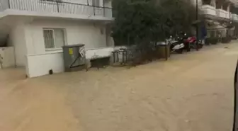 Datça'da sağanak; yollar göle döndü, deniz renk değiştirdi