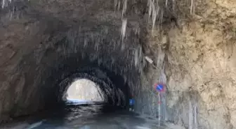 Doğu buz kesti: Kemaliye'deki taş yolda buz sarkıtları oluştu