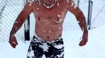 Eksi 15 derecede kar banyosu yaptı