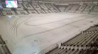 Elazığ Atatürk Stadyumu karla kaplandı