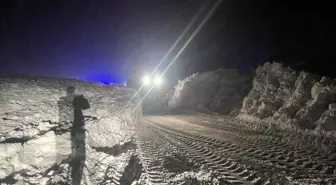 Erzincan-Sivas kara yolu çığ düşmesi sonucu ulaşıma kapandı