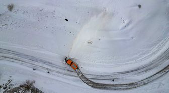 Erzurum'da ekipler yolları açık tutabilmek için dondurucu soğukla mücadele ediyor