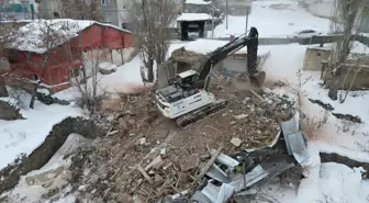 Erzurum'da suça zemin hazırlayan metruk binaların yıkımı sürüyor