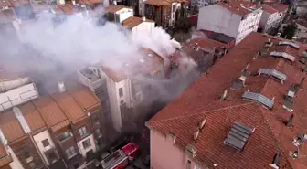Fatih'te 3 katlı binada çıkan yangın paniğe neden oldu