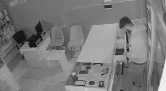 Iğdır'da iş yerinden 30 saniyede cep telefonu hırsızlığı güvenlik kamerasında