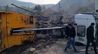 İskenderun'da devrilen hafriyat kamyonunun sürücüsü yaralandı