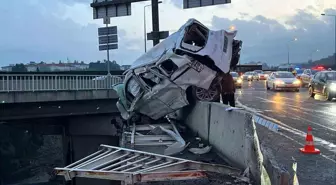 İzmir'de freni boşalan kamyon dehşet saçtı: 3 yaralı
