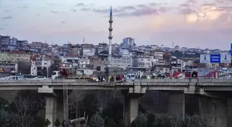 İzmir'de hafif ticari araca çarpan iş makinesi yüklü tırın viyadükten düşmesi sonucu 3 kişi yaralandı