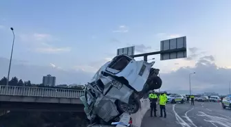 İzmir'de hafif ticari araca çarpan iş makinesi yüklü tırın viyadükten düşmesi sonucu 3 kişi yaralandı