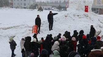 Jandarma pist hazırladı, Sevgi Evleri'nde kalan çocuklar kızakla kaydı